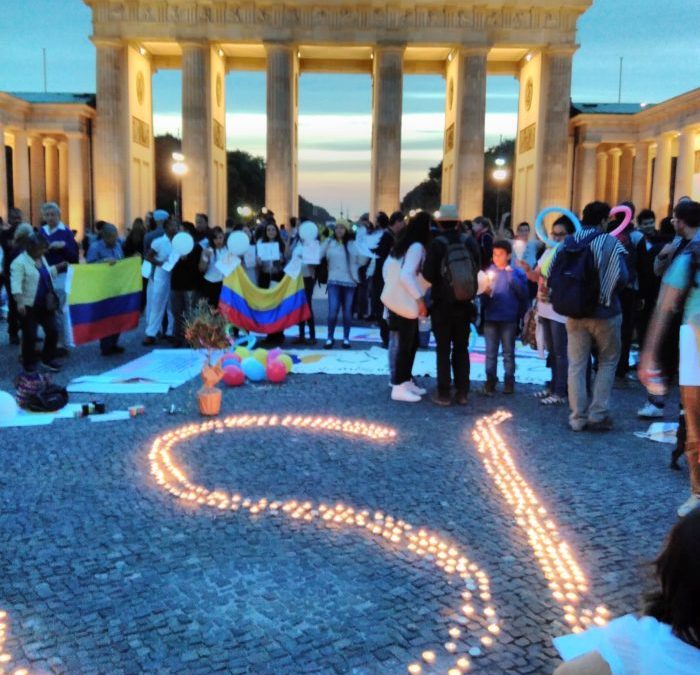 In Berlin feiern Kolumbianier*innen die Unterzeichnung der Friedensvereinbarungen am Brandenburger Tor und werben für eine Annahme durch die Bevölkerung beim kommenden Volksentscheid am 2.Oktober.